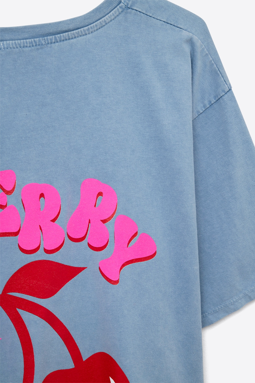 Camiseta azul con cereza en el logo y letras Q2