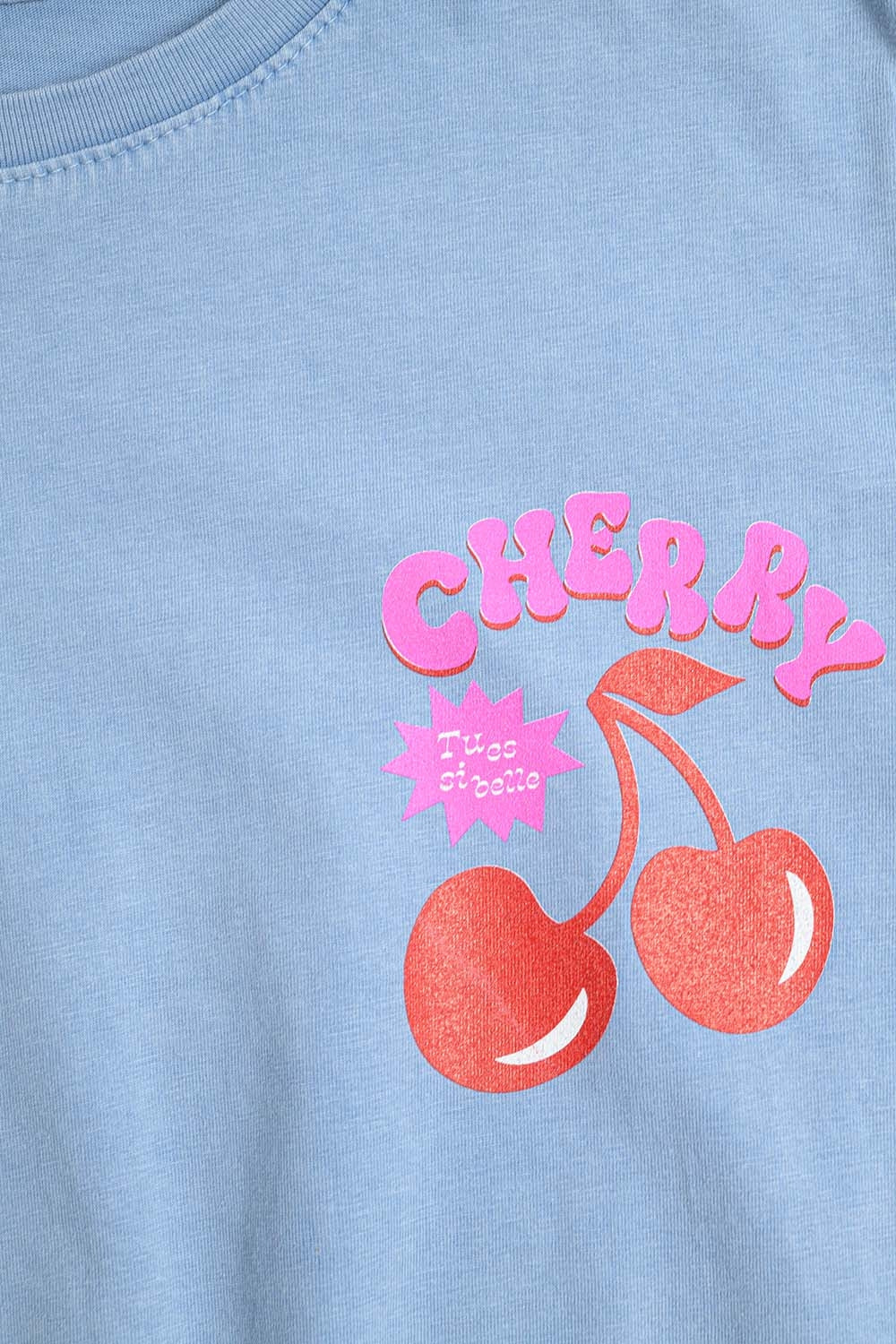 Camiseta azul con cereza en el logo y letras Q2