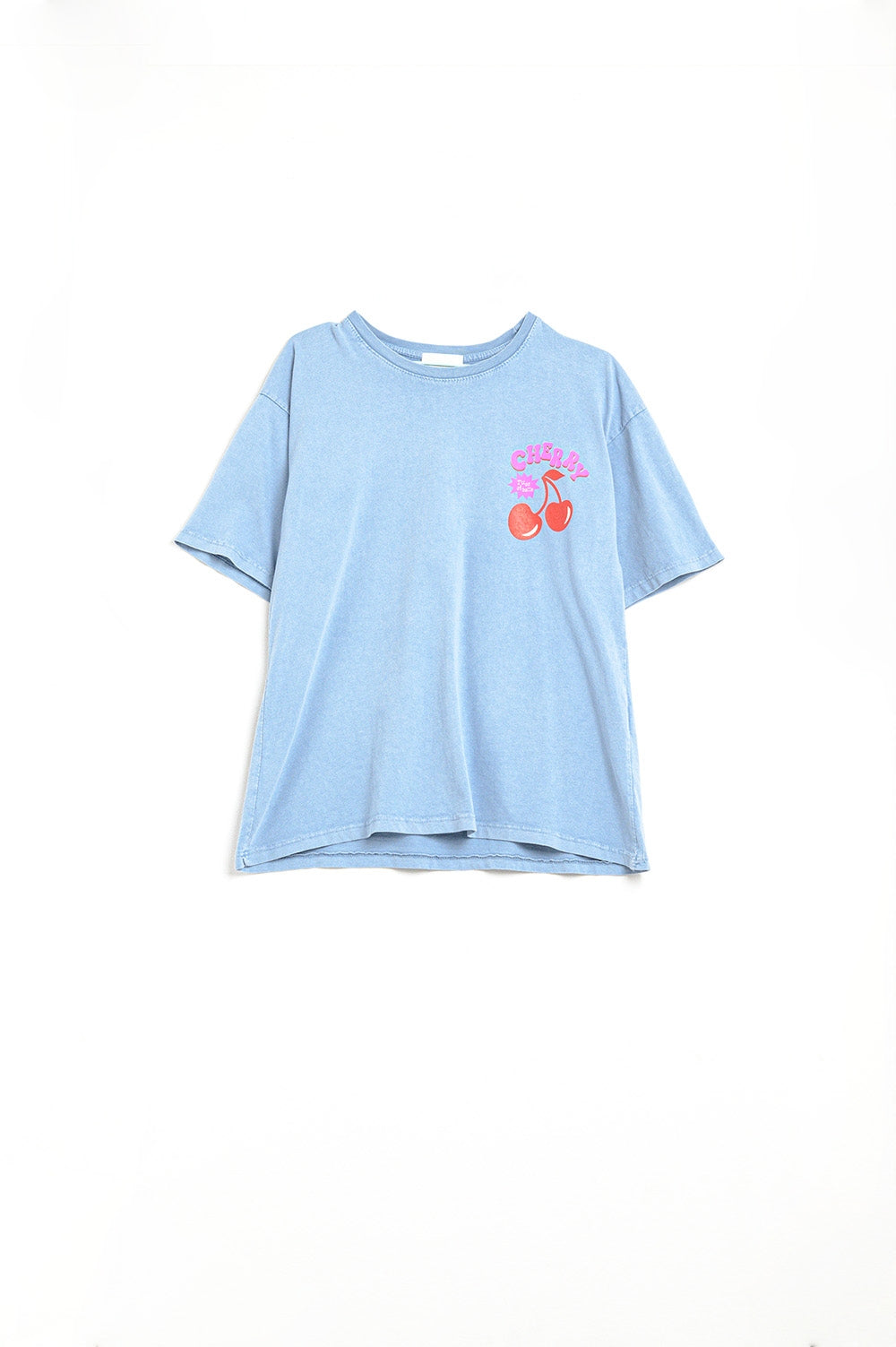 Q2 Camiseta azul con cereza en el logo y letras