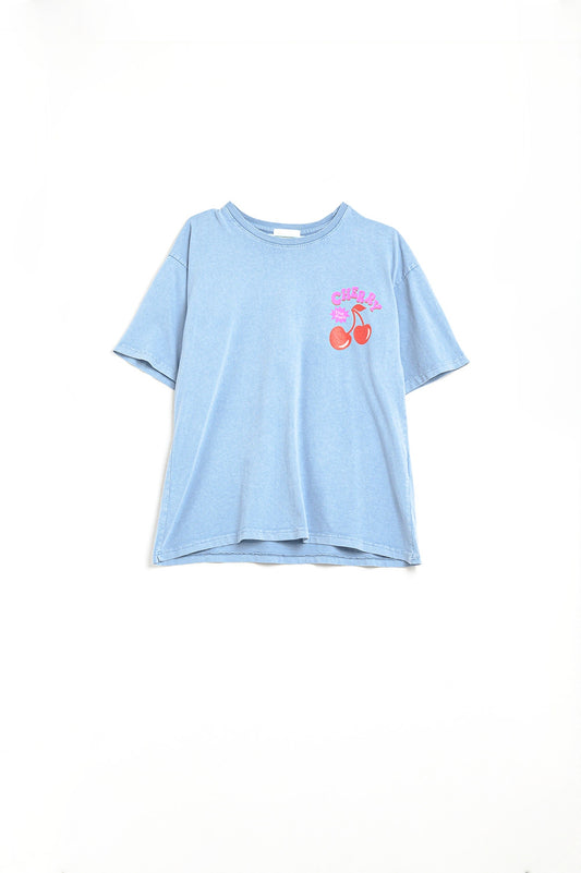 Q2 Camiseta azul con cereza en el logo y letras