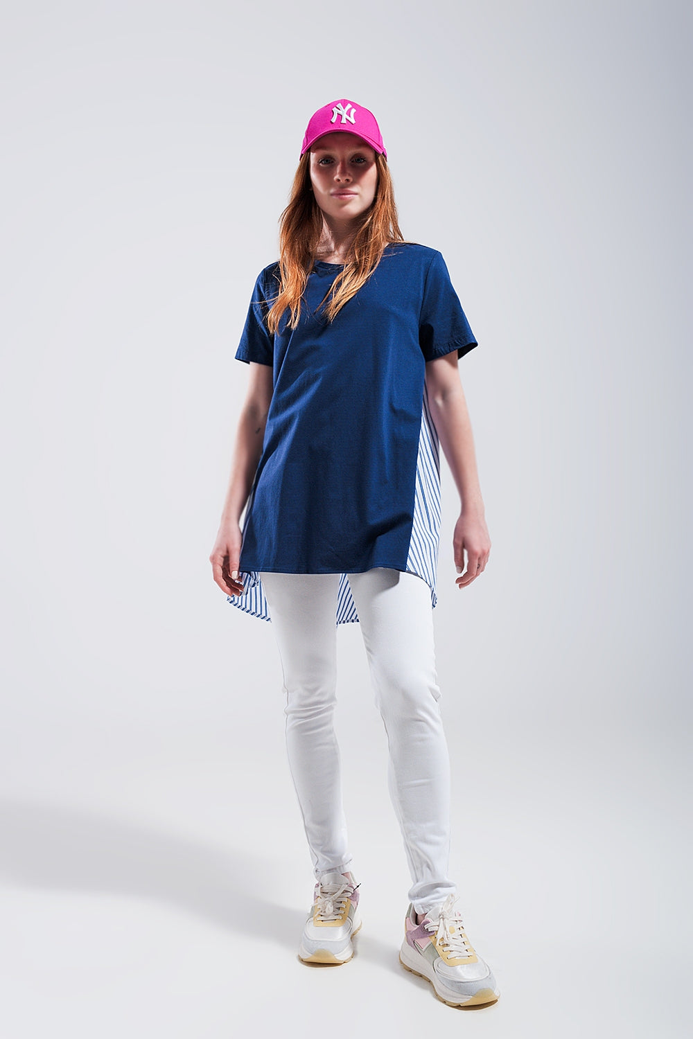 Camiseta azul con diseño dividido Q2