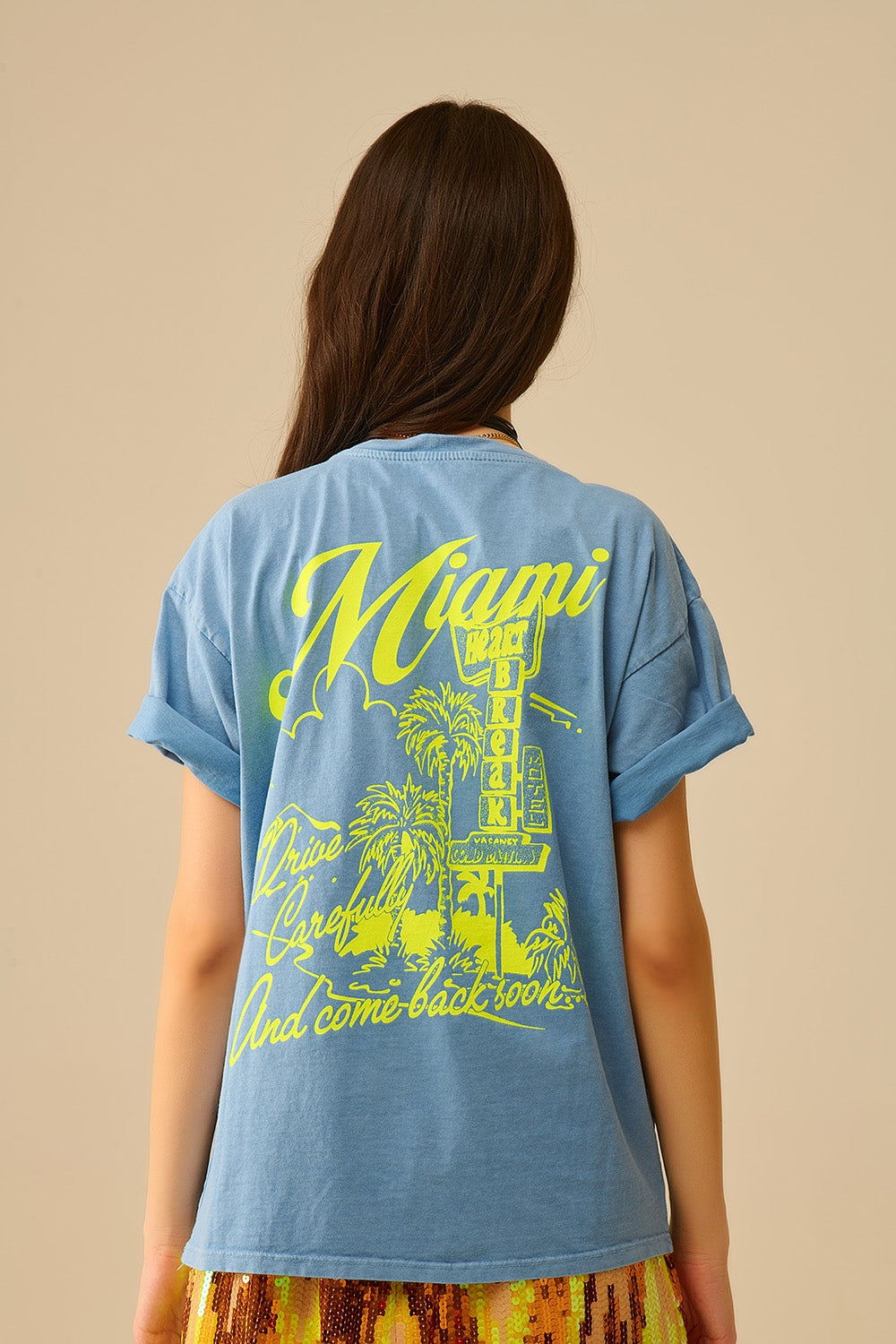 Camiseta azul con el logotipo de Miami estampado en amarillo Q2