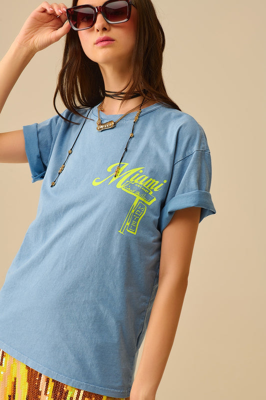 Q2 Camiseta azul con el logotipo de Miami estampado en amarillo