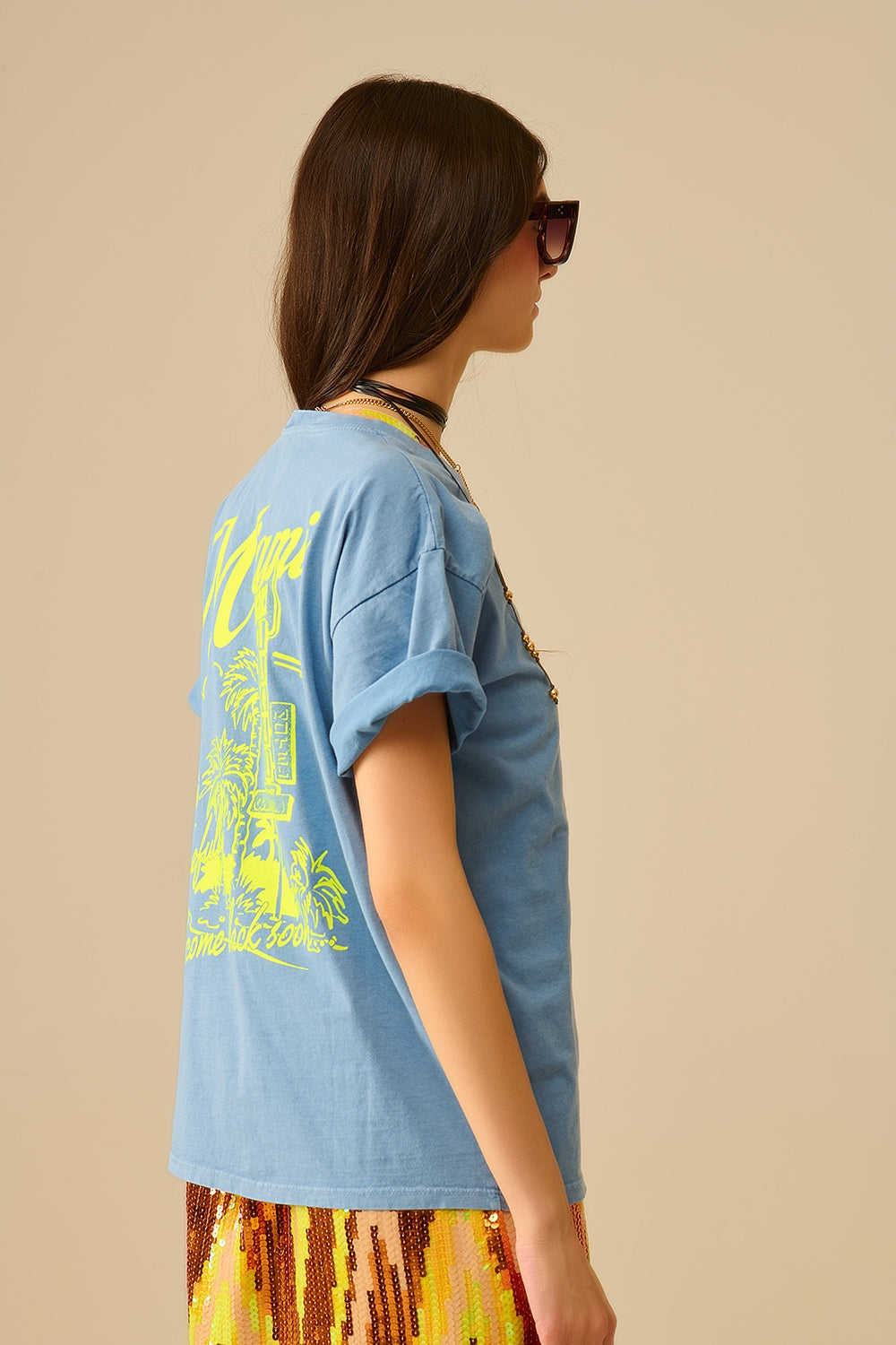 Camiseta azul con el logotipo de Miami estampado en amarillo Q2
