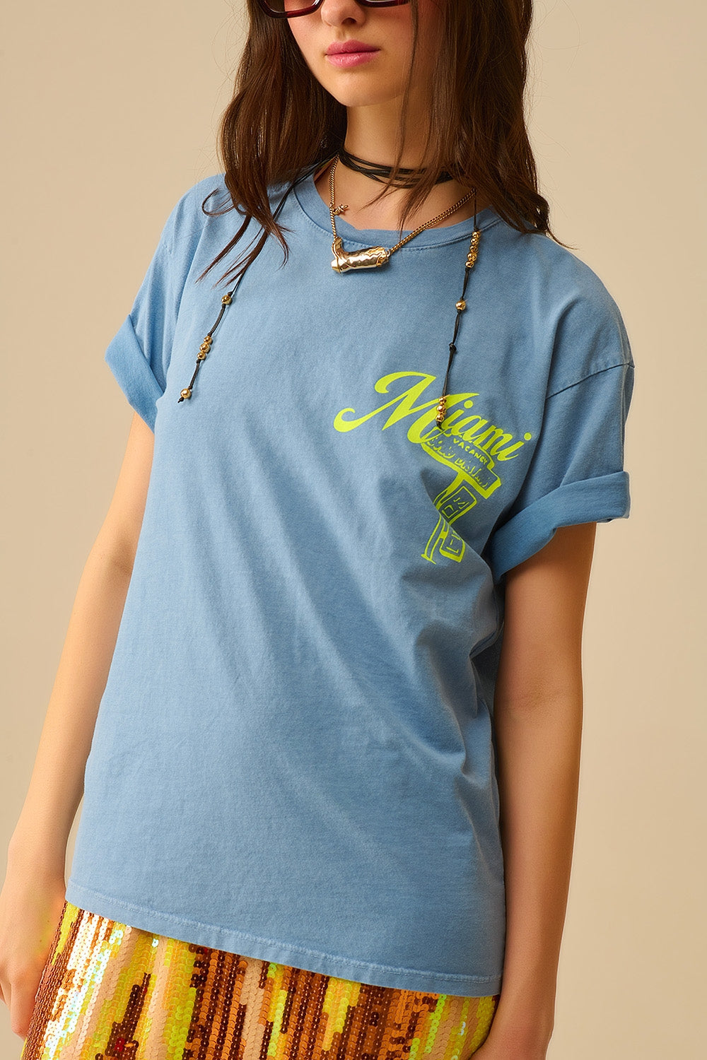 Camiseta azul con el logotipo de Miami estampado en amarillo Q2