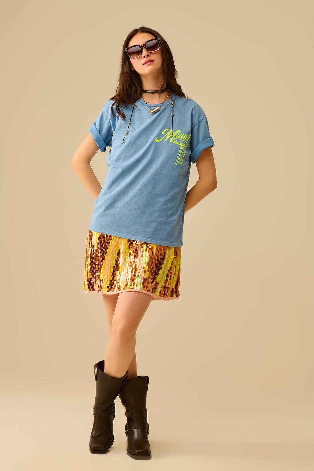 Camiseta azul con el logotipo de Miami estampado en amarillo Q2