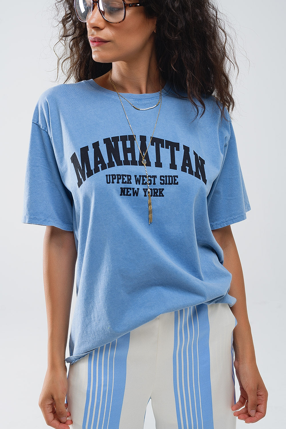 Camiseta azul con texto manhattan Q2