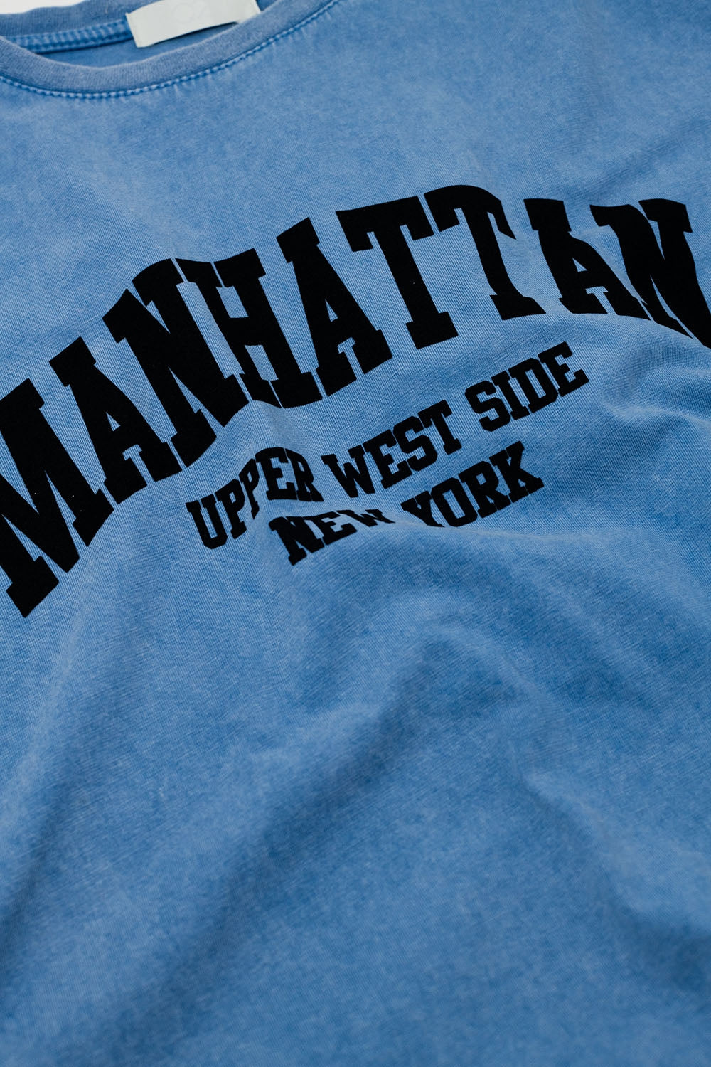 Camiseta azul con texto manhattan Q2