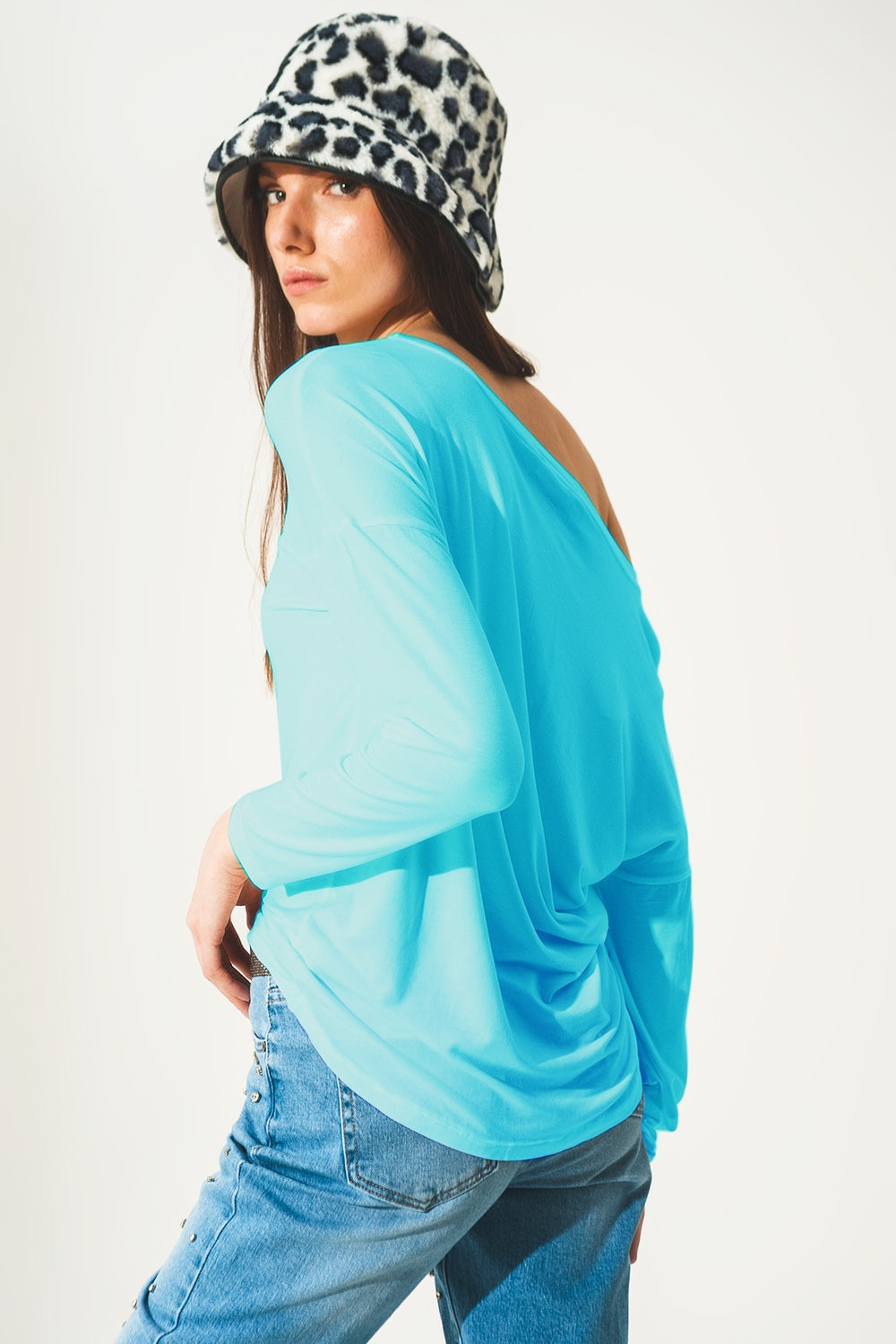 Camiseta azul cuello barco de manga larga en modal Q2