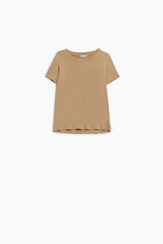 Q2 Camiseta básica de cuello redondo de viscosa en color camello