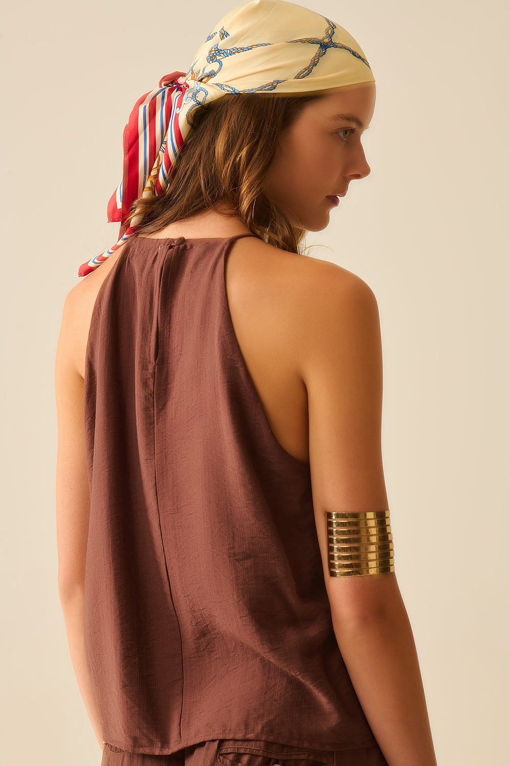 Camiseta básica de verano con cuello halter en marrón chocolate Q2