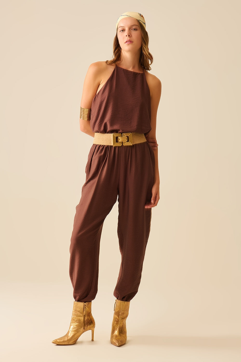 Camiseta básica de verano con cuello halter en marrón chocolate Q2