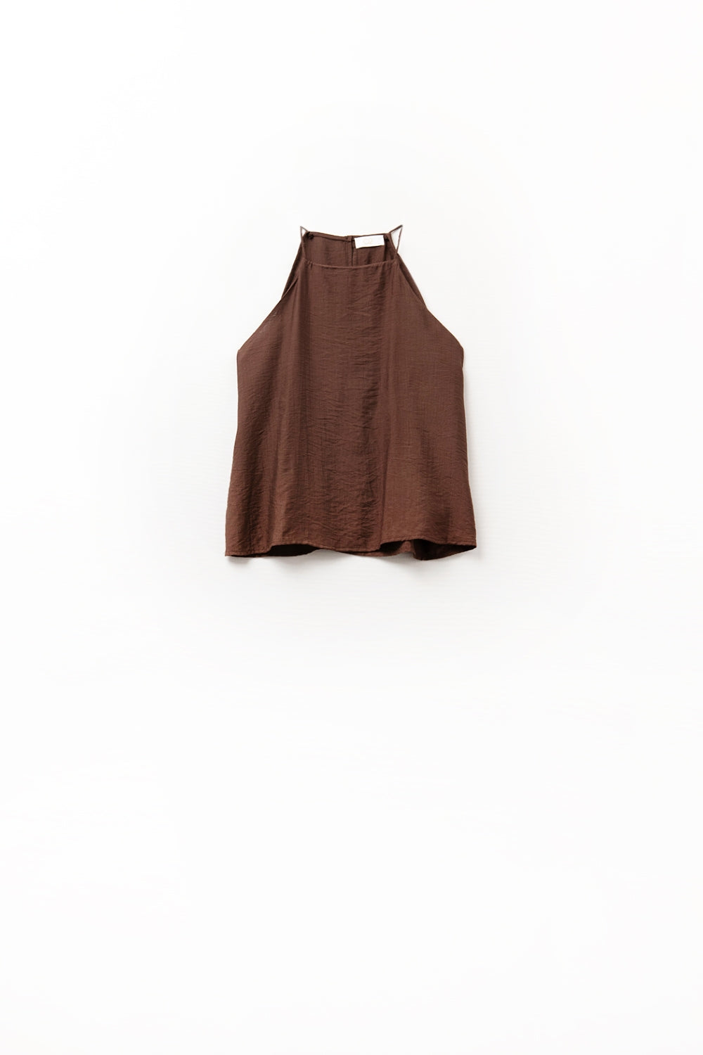 Camiseta básica de verano con cuello halter en marrón chocolate Q2