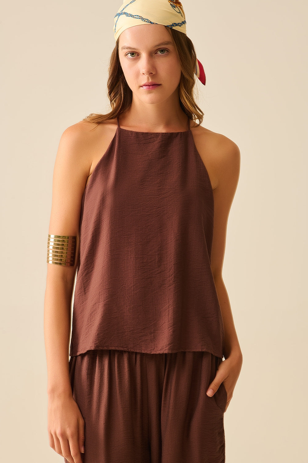 Camiseta básica de verano con cuello halter en marrón chocolate Q2