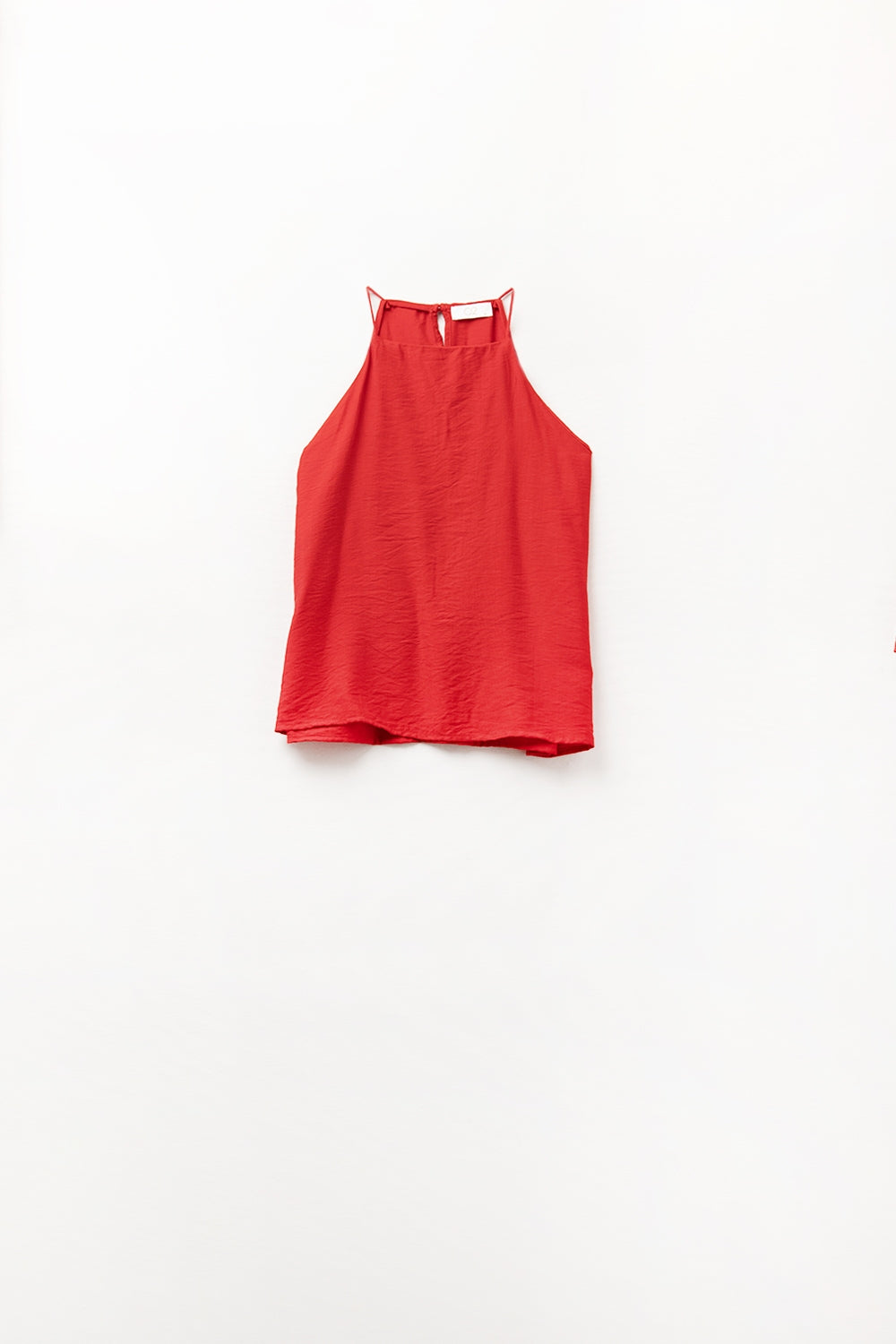 Camiseta básica de verano con cuello halter en rojo cereza Q2