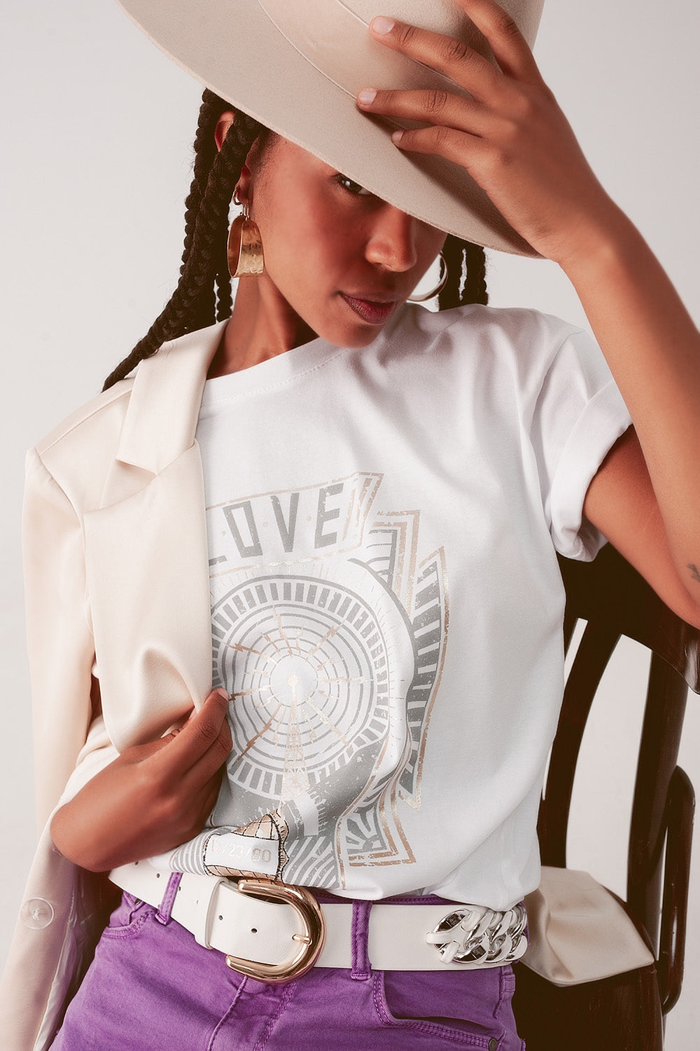 Camiseta blanca con logo vintage Q2