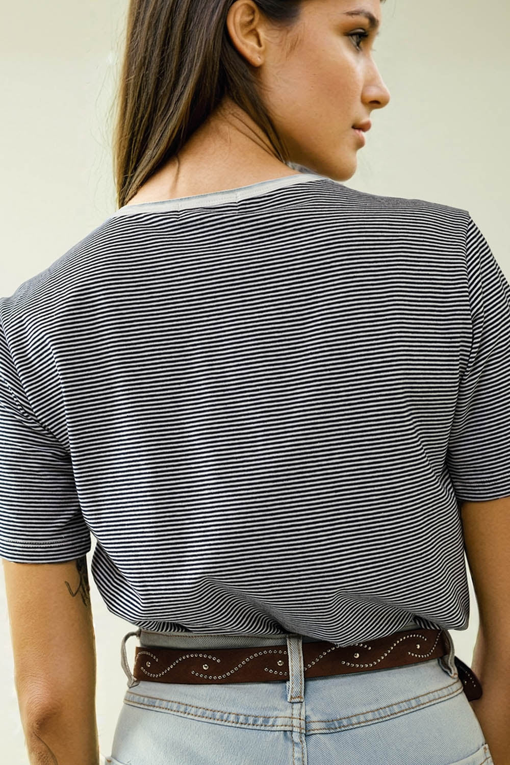 Camiseta blanca con rayas negras y texto Love More Q2