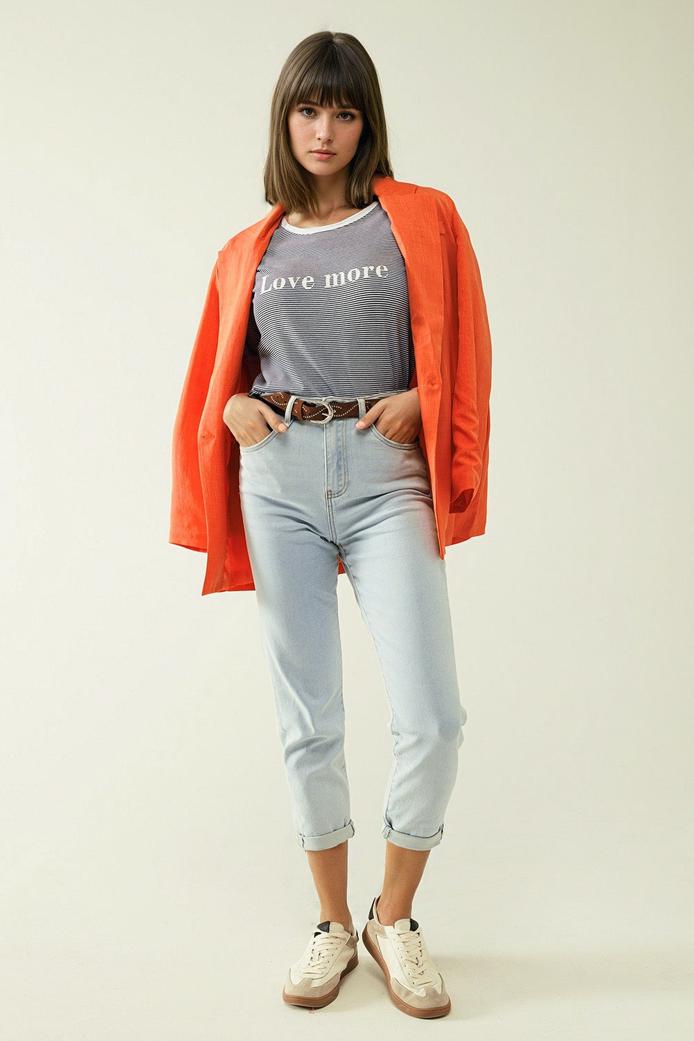Camiseta blanca con rayas negras y texto Love More Q2