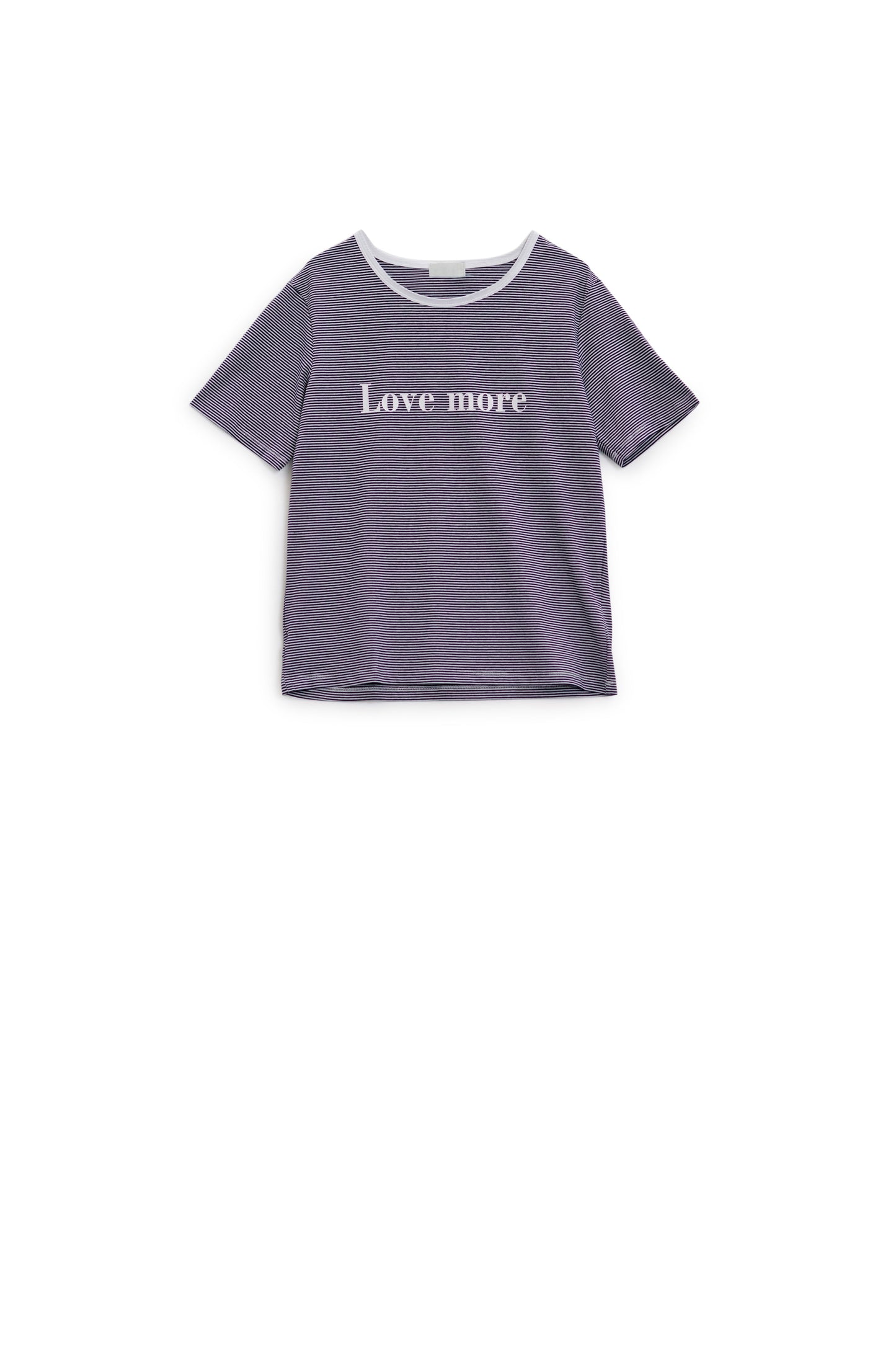 Camiseta blanca con rayas negras y texto Love More Q2