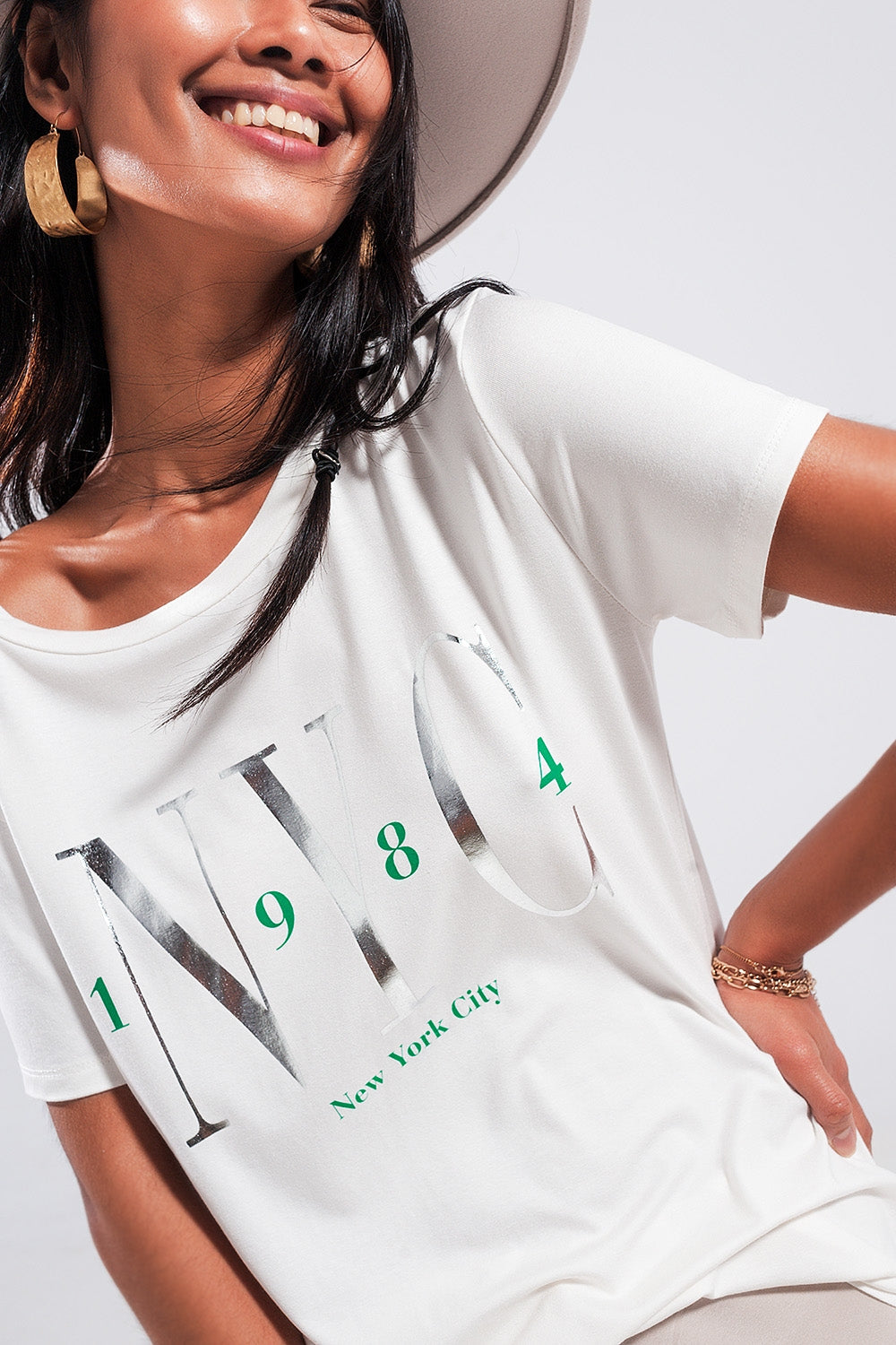 Camiseta blanca con texto New York City Q2