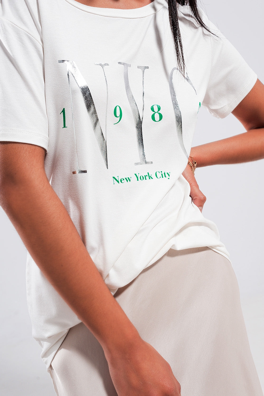 Camiseta blanca con texto New York City Q2
