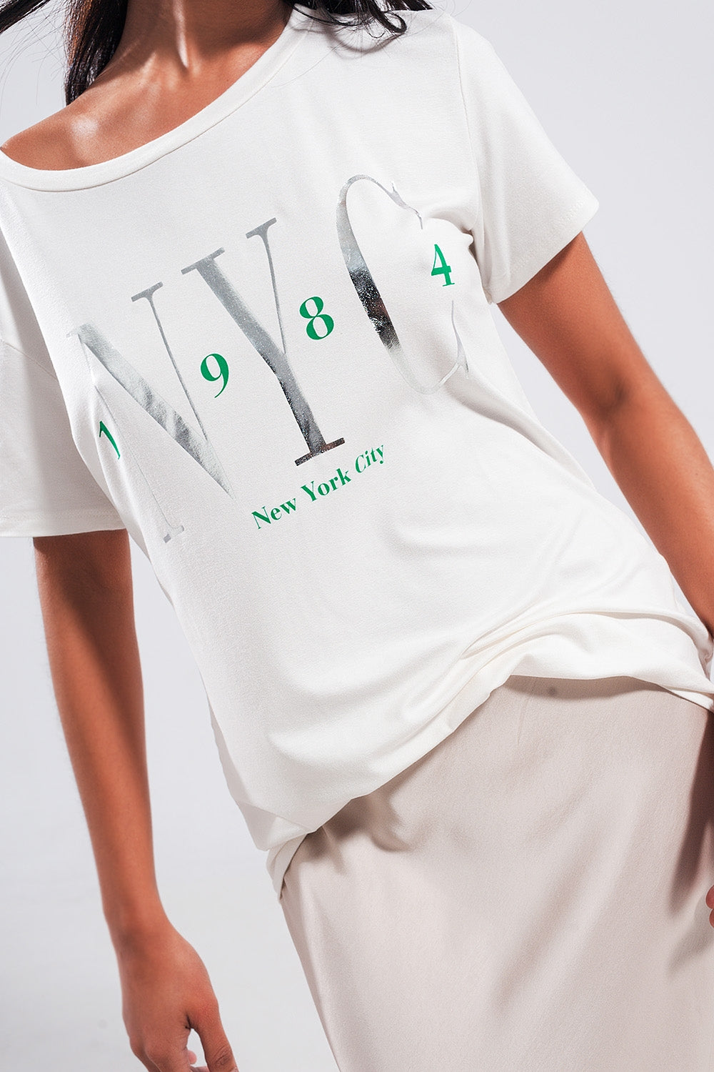 Camiseta blanca con texto New York City Q2