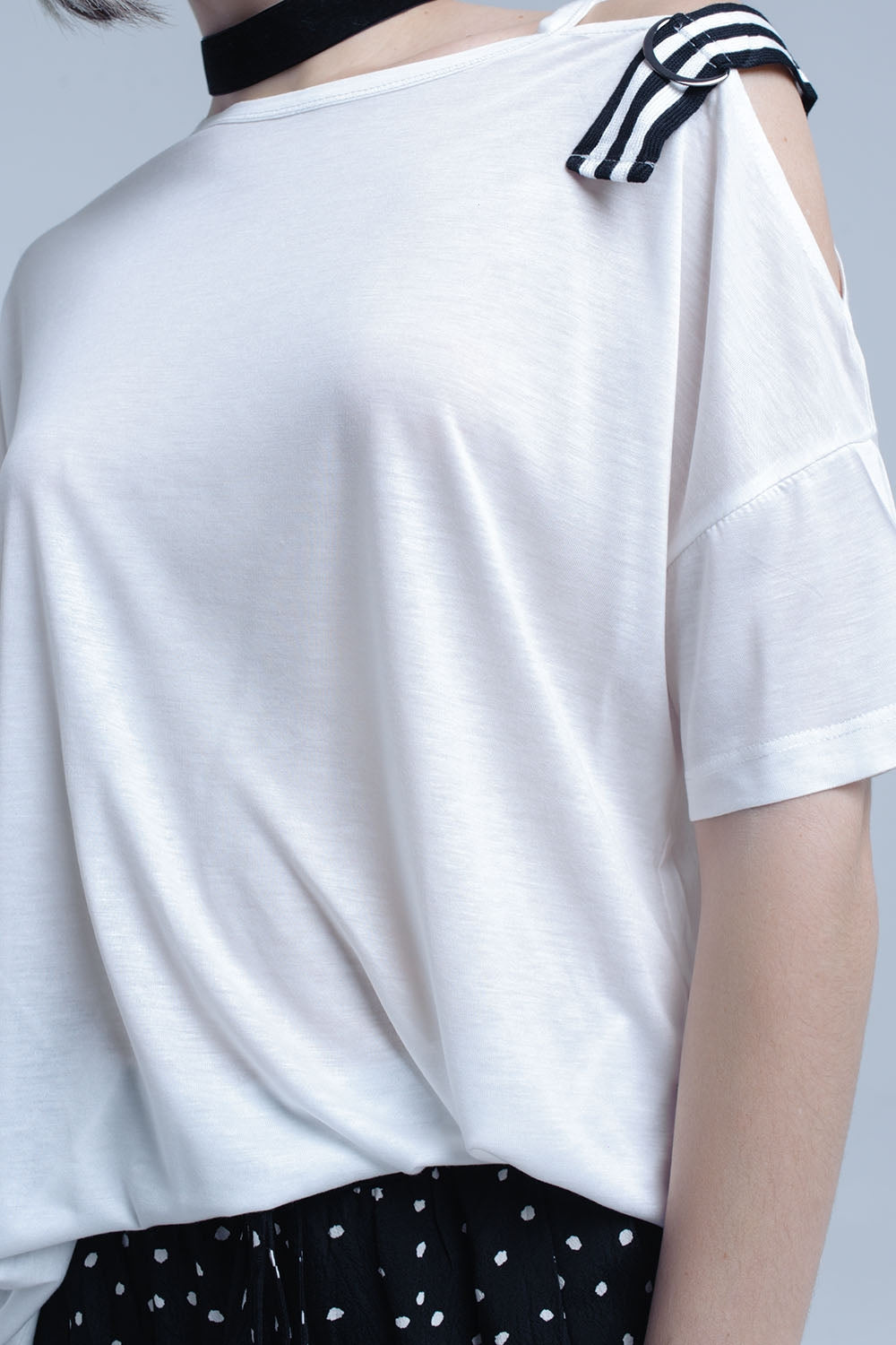 Camiseta blanca con un hombro abierto Q2