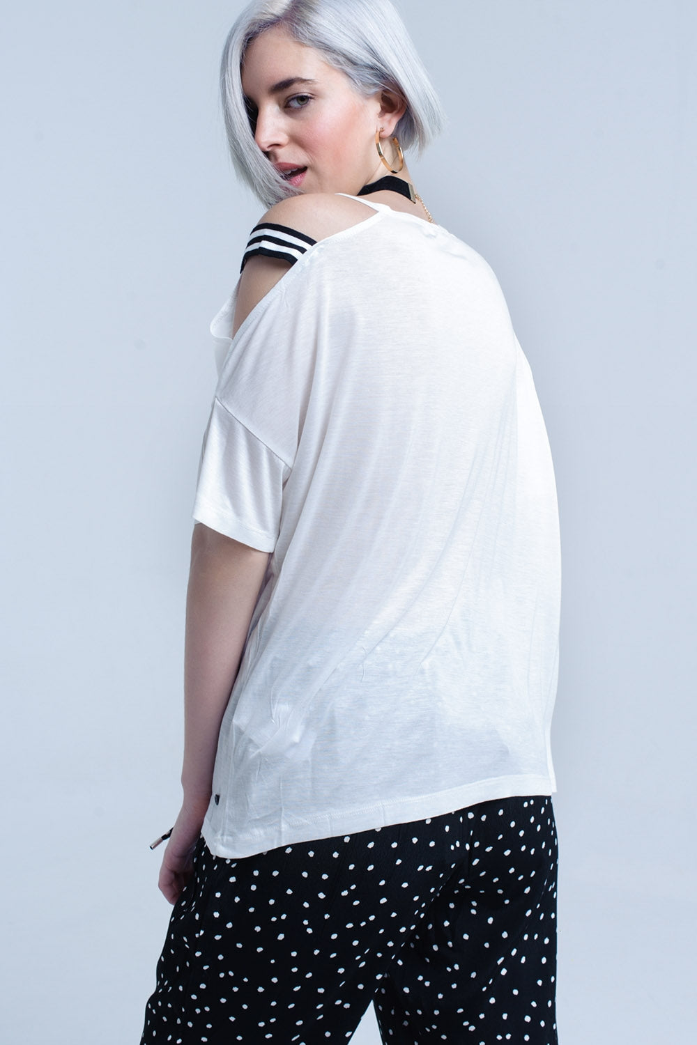 Camiseta blanca con un hombro abierto Q2