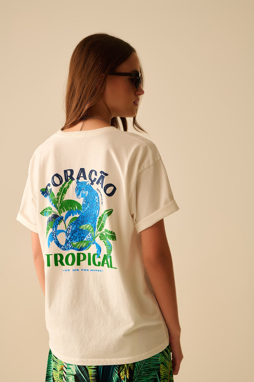 Q2 Camiseta blanca hecha en Italia con estampado gráfico tropical