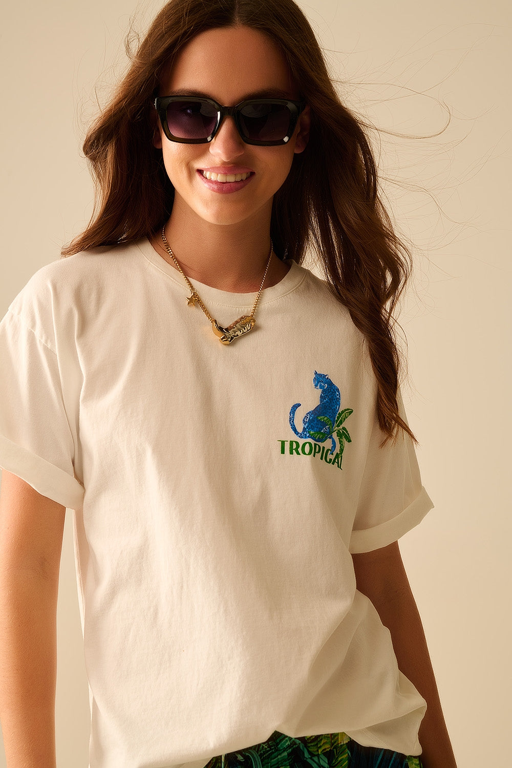 Camiseta blanca hecha en Italia con estampado gráfico tropical Q2