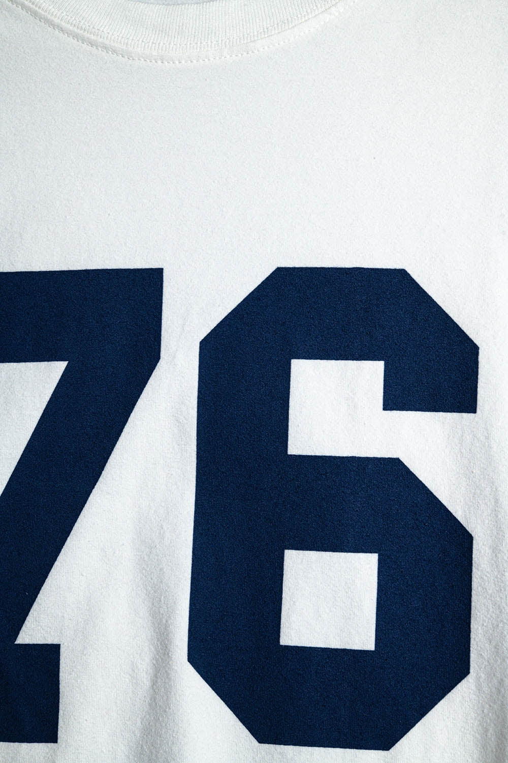 camiseta blanca oversize fit con el logotipo 76 Q2