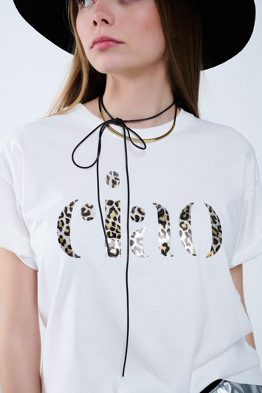 camiseta blanca relajada con ciao en estampado de leopardo Q2
