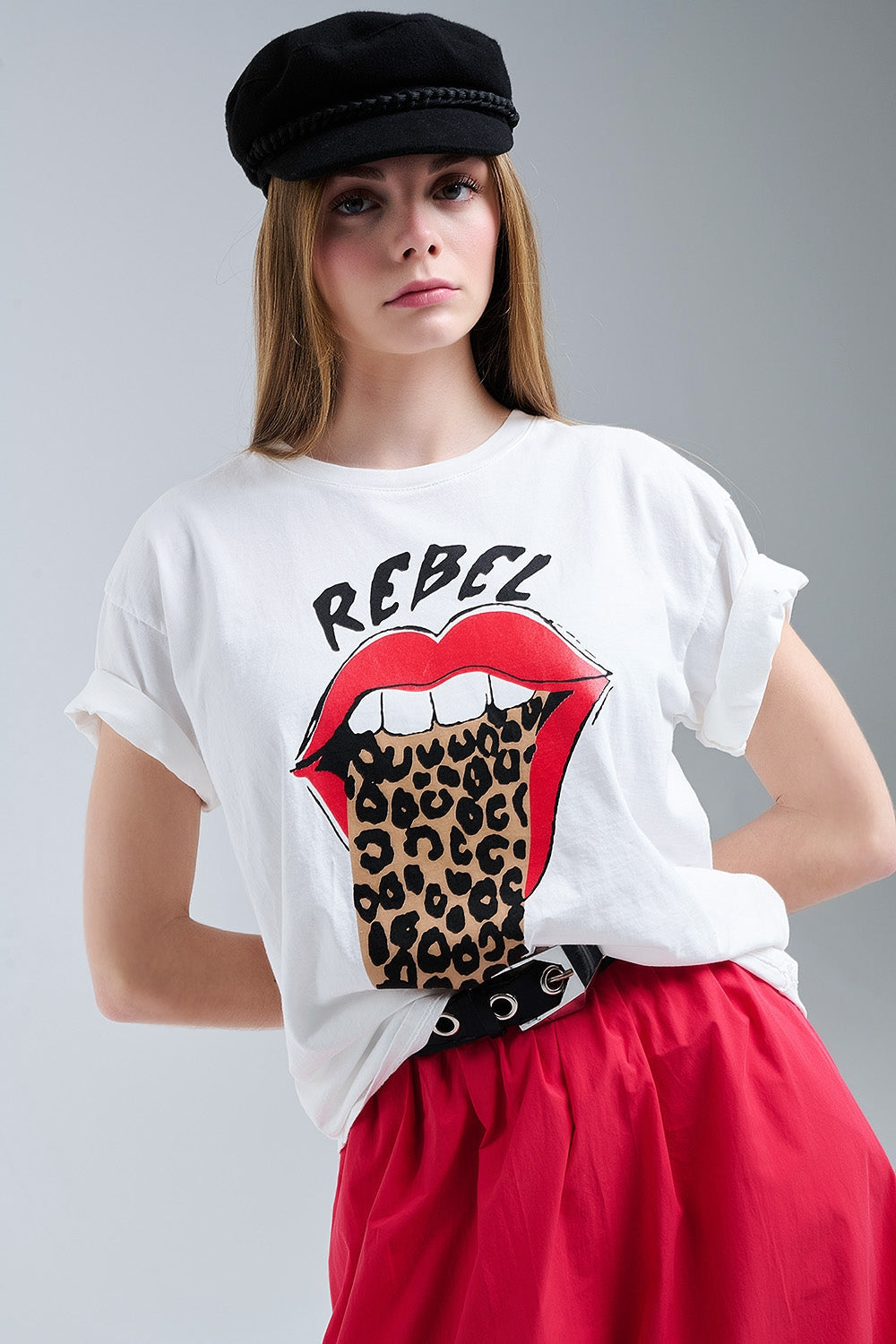Camiseta blanca relajada con estampado gráfico Rebel y Lips Q2