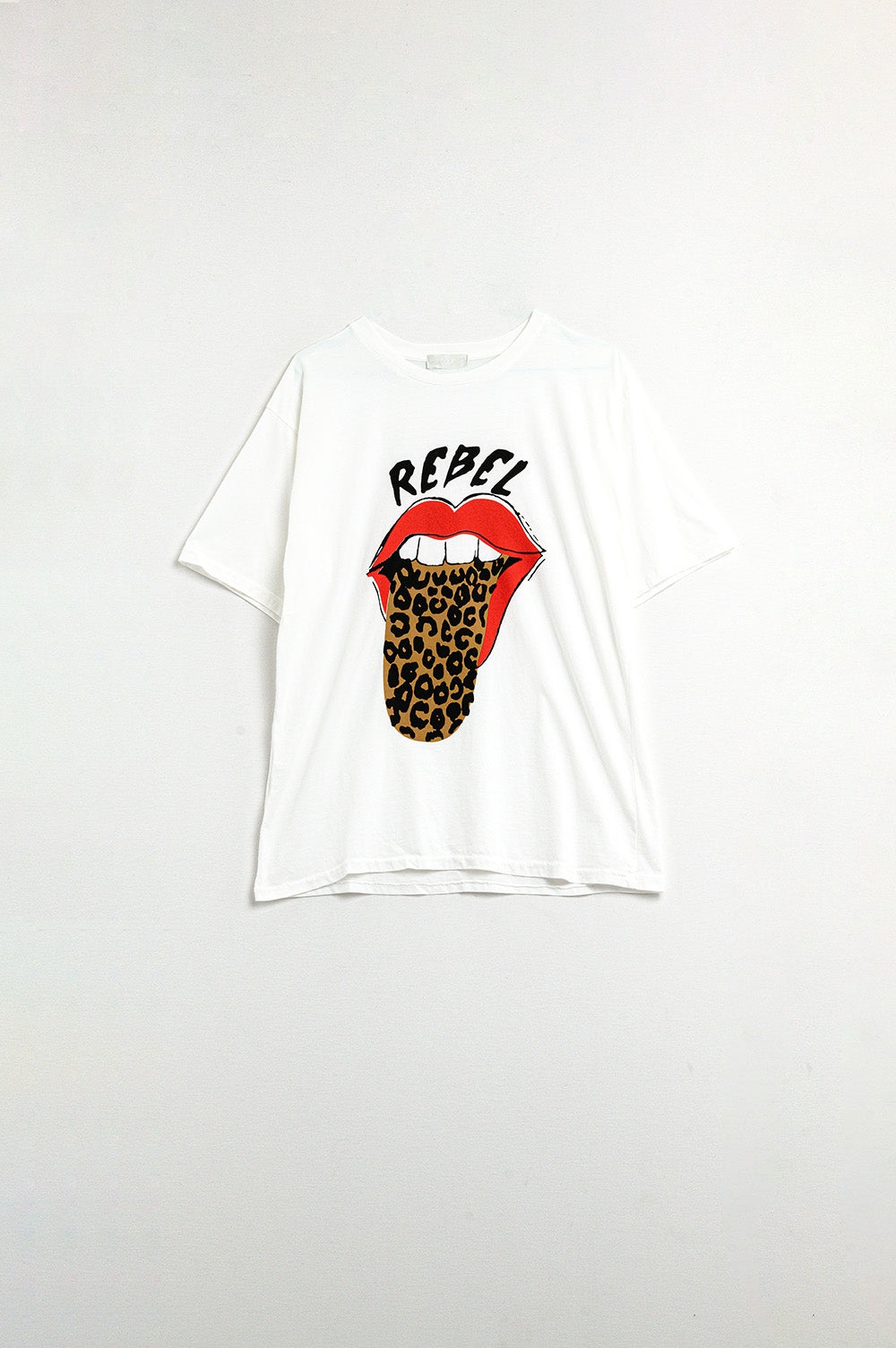 Camiseta blanca relajada con estampado gráfico Rebel y Lips Q2