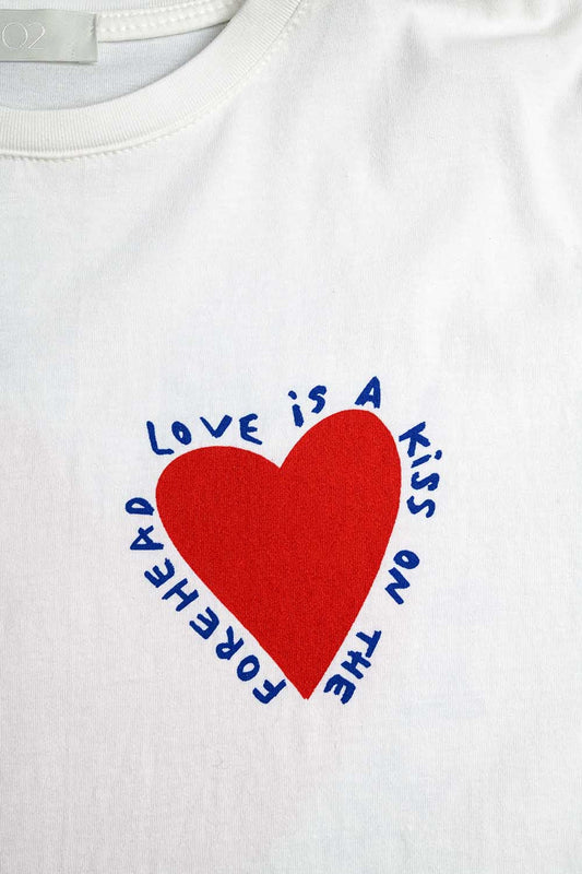 Camiseta blanca relajada con un diseño de corazón en la parte delantera y trasera Q2