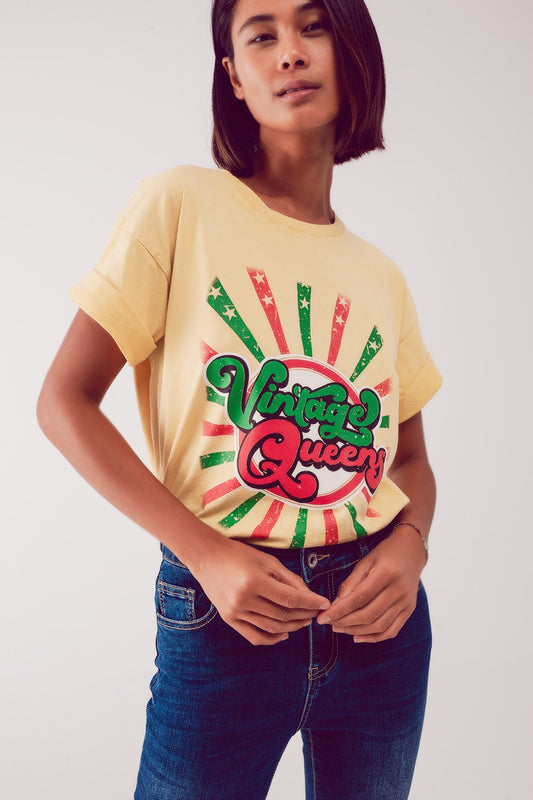 Q2 Camiseta casual con estampado gráfico de Vintage Queens en amarillo