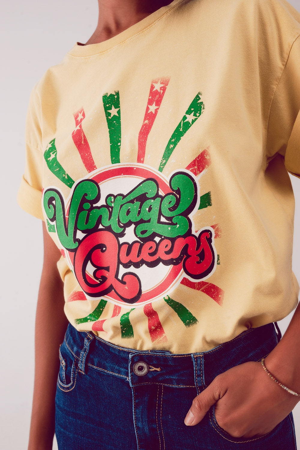 Camiseta casual con estampado gráfico de Vintage Queens en amarillo Q2