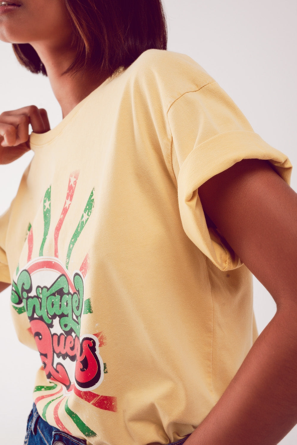 Camiseta casual con estampado gráfico de Vintage Queens en amarillo Q2