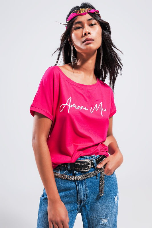Q2 Camiseta color fucsia con texto Amore Mio