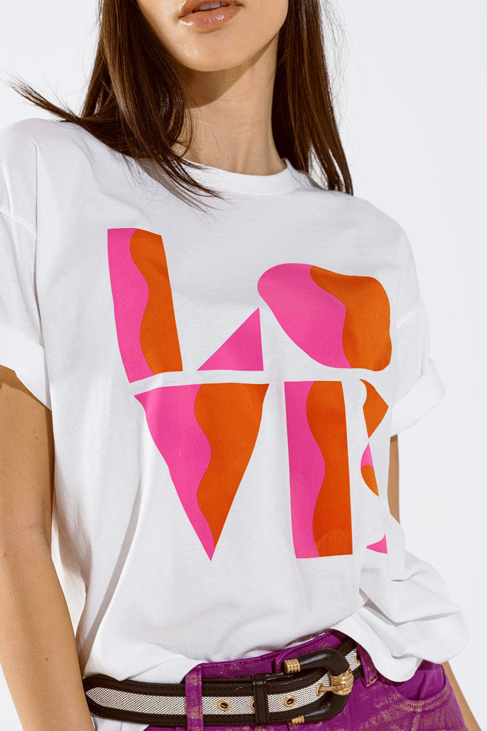 Camiseta con estampado digital LOVE art deco en blanco Q2