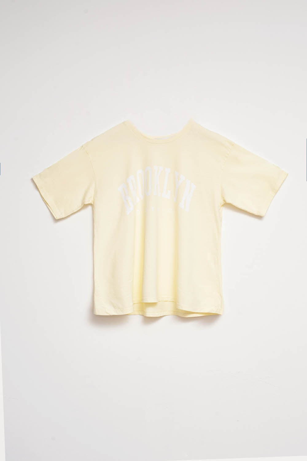 Camiseta con texto del distrito de Brooklyn en amarillo Q2