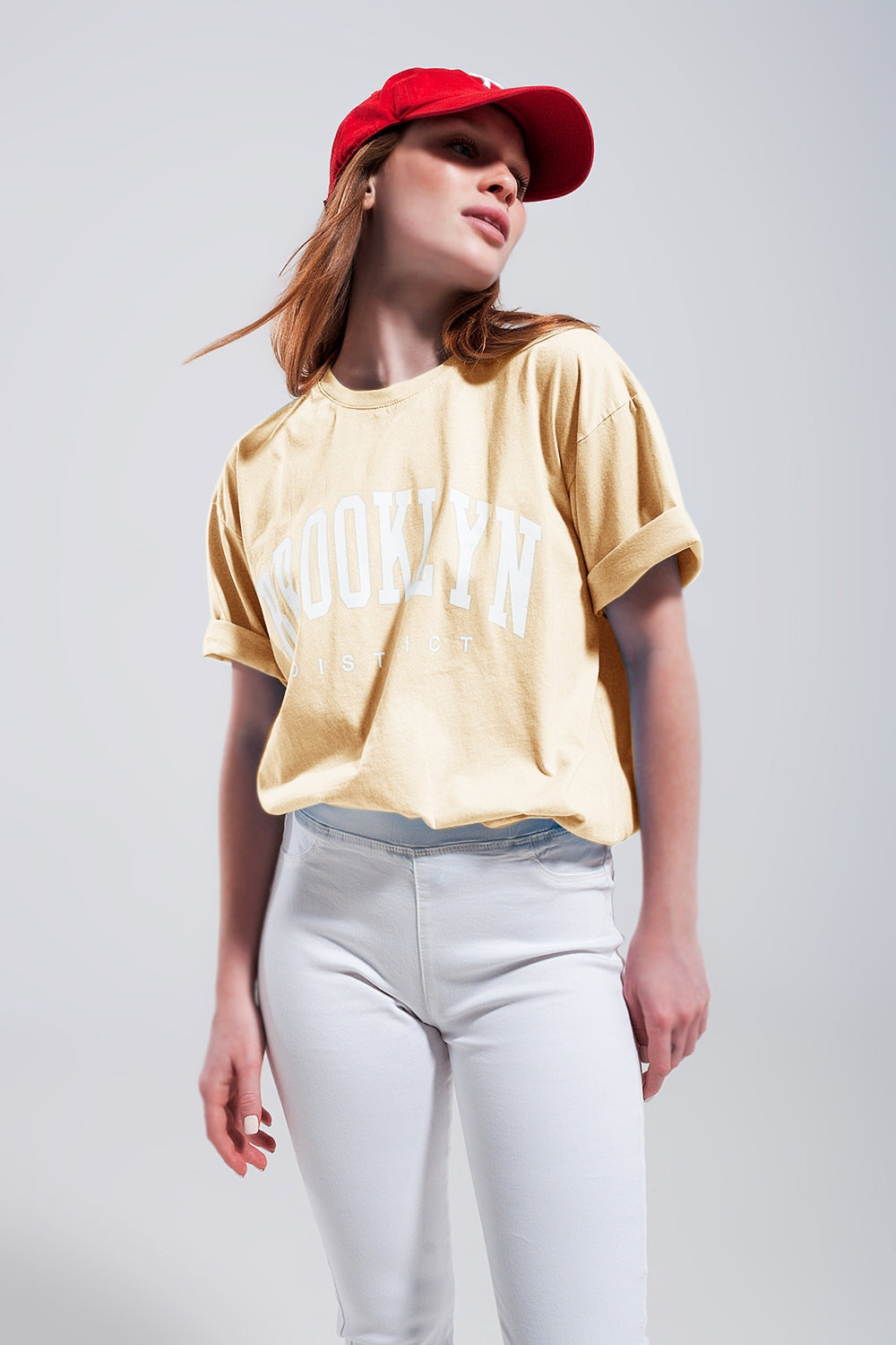 Camiseta con texto del distrito de Brooklyn en amarillo Q2