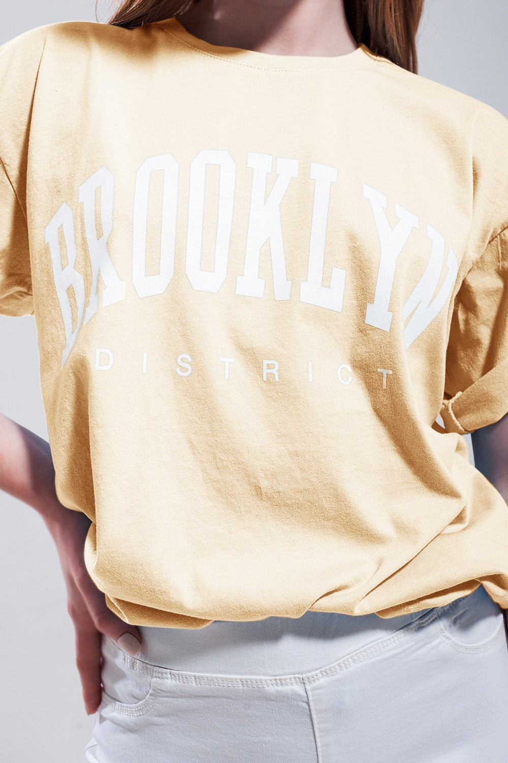 Camiseta con texto del distrito de Brooklyn en amarillo Q2