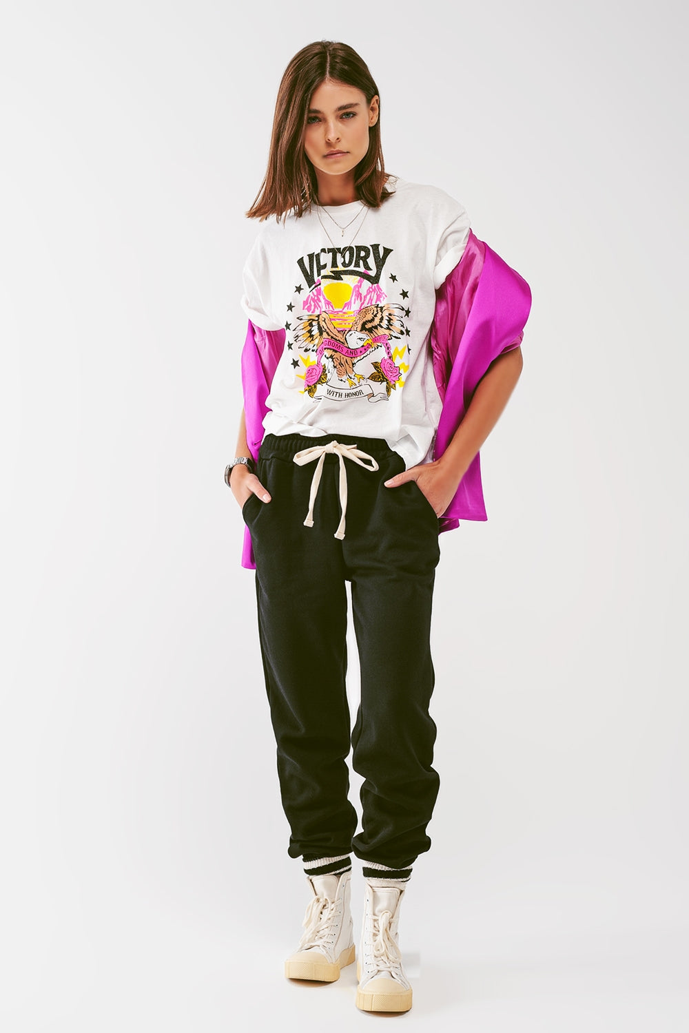 Camiseta con texto Victory en blanco Q2