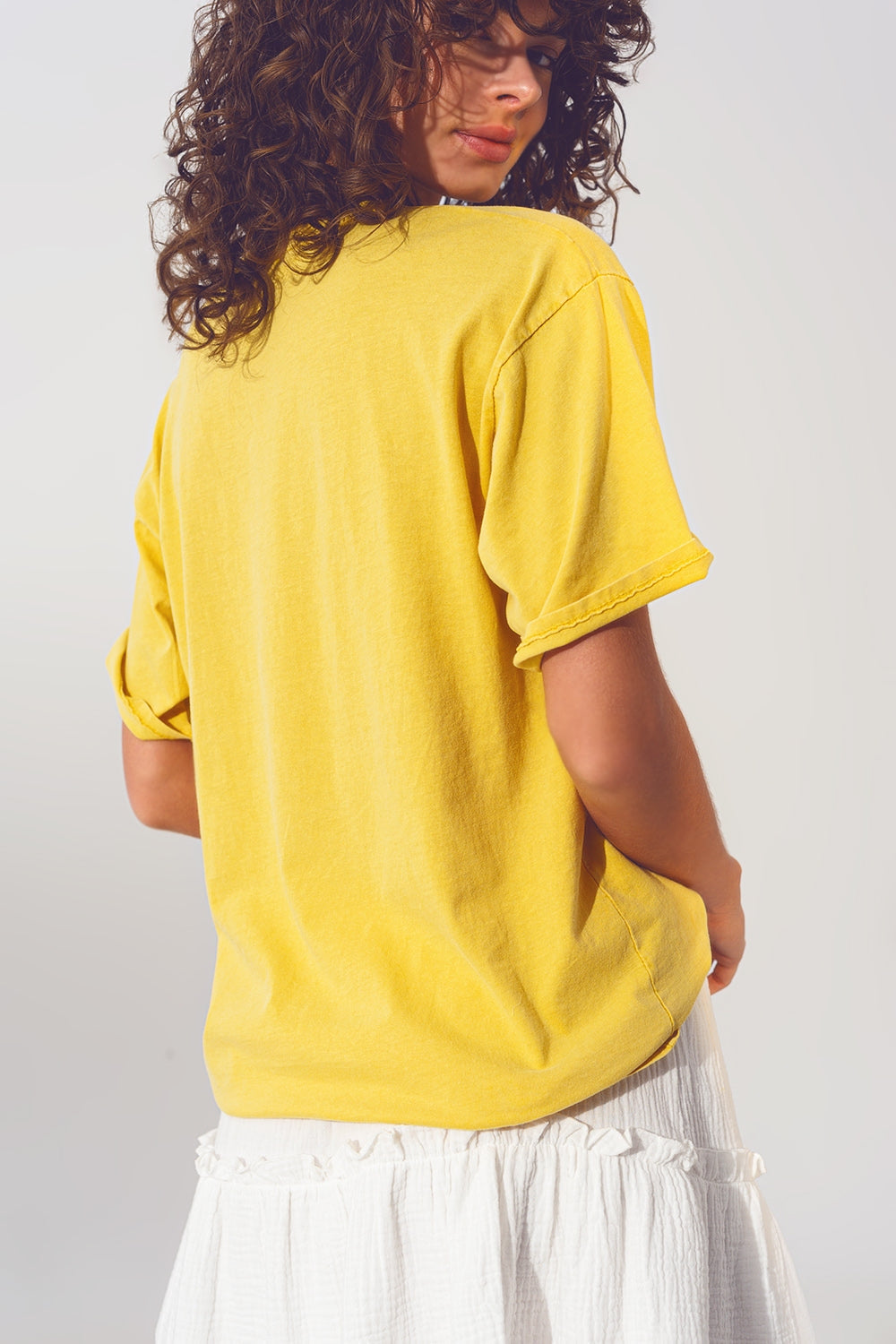 Camiseta con Texto Vintage 18 en amarillo Q2
