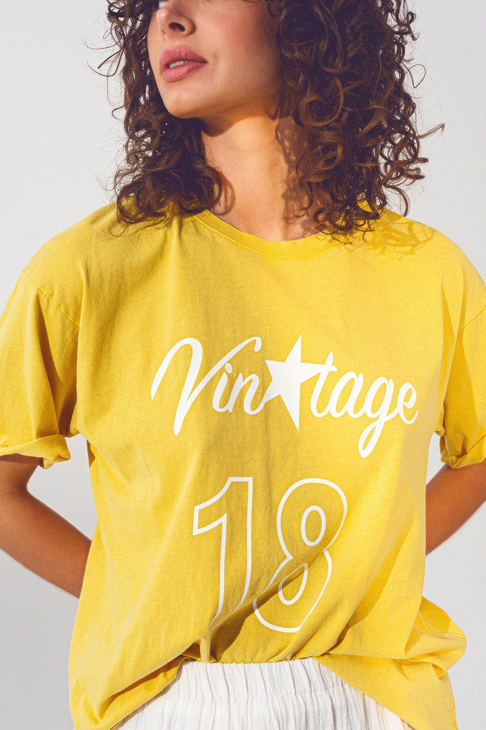 Camiseta con Texto Vintage 18 en amarillo Q2