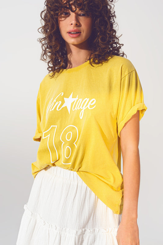 Q2 Camiseta con Texto Vintage 18 en amarillo