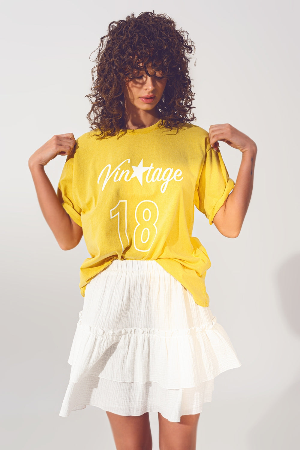 Camiseta con Texto Vintage 18 en amarillo Q2