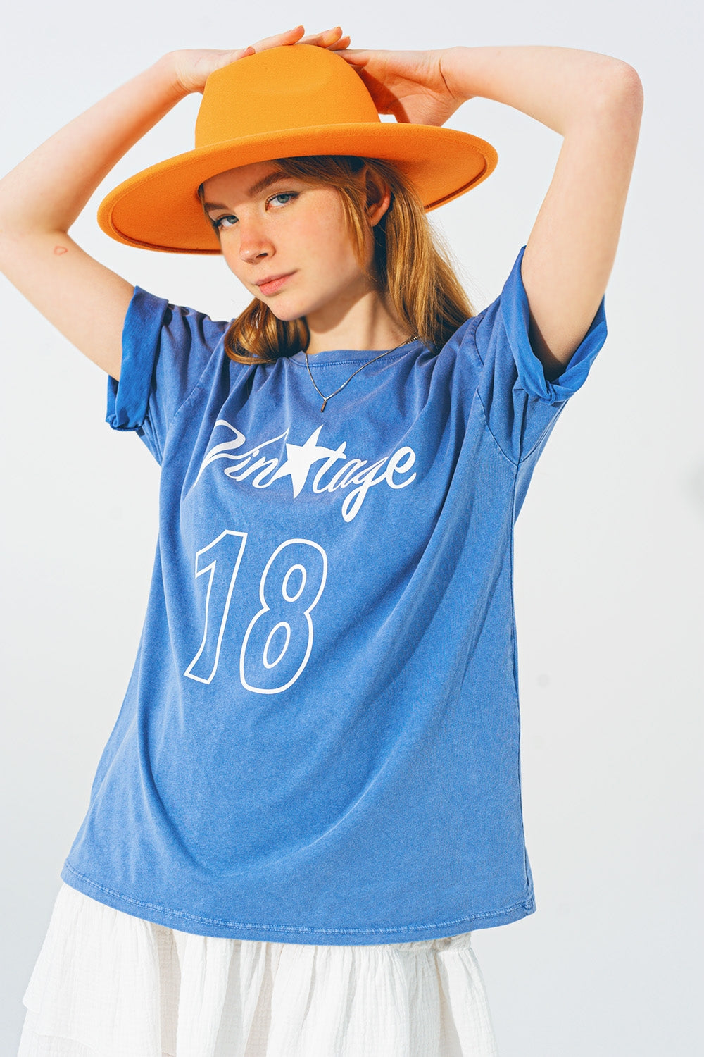 Q2 Camiseta con Texto Vintage 18 en Azul