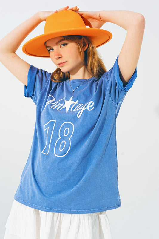 Q2 Camiseta con Texto Vintage 18 en Azul